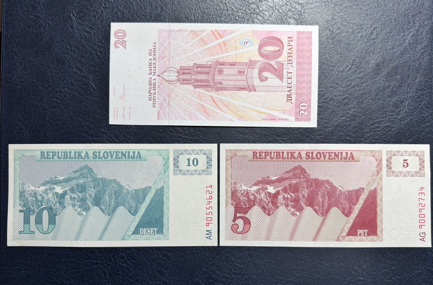 收藏联盟Quantum Auction 第334期拍卖  马其顿1993年20第纳尔首发AA冠和斯洛文尼亚1990年5和10托拉尔 品相UNC 斯洛文尼亚瑕疵细节如图