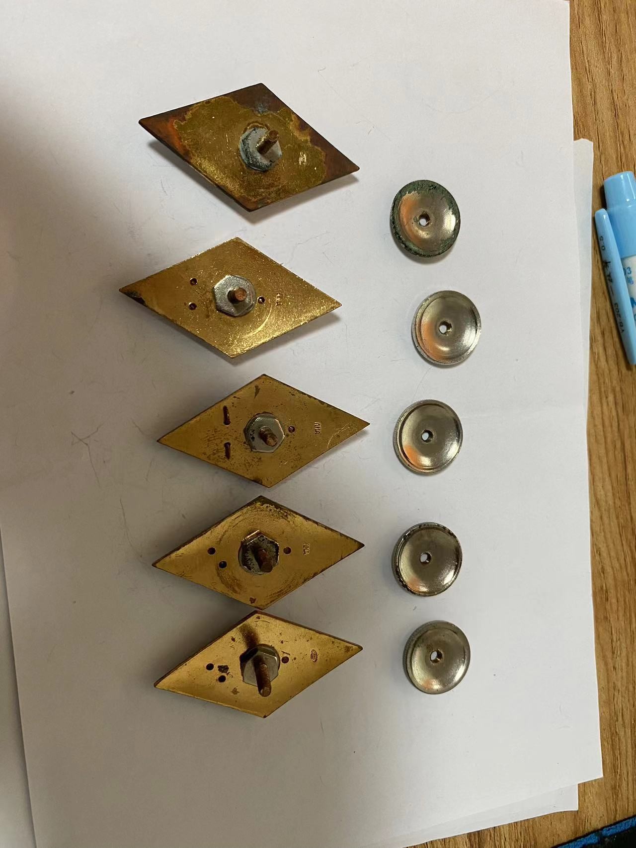 苏联勋章奖章3月28日拍卖第七期3月31日晚上九点结束 苏联中期铜质珐琅校徽五枚原配盖子 分别来自不同的三种类型学院制造厂也不同 很好的收藏
