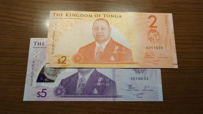 【世界钱币】精选微拍第99期暨2024年第10期  少量新品裸钞和评级币 2023年汤加2+5一对 尾三同号无47 全新绝品尾号633