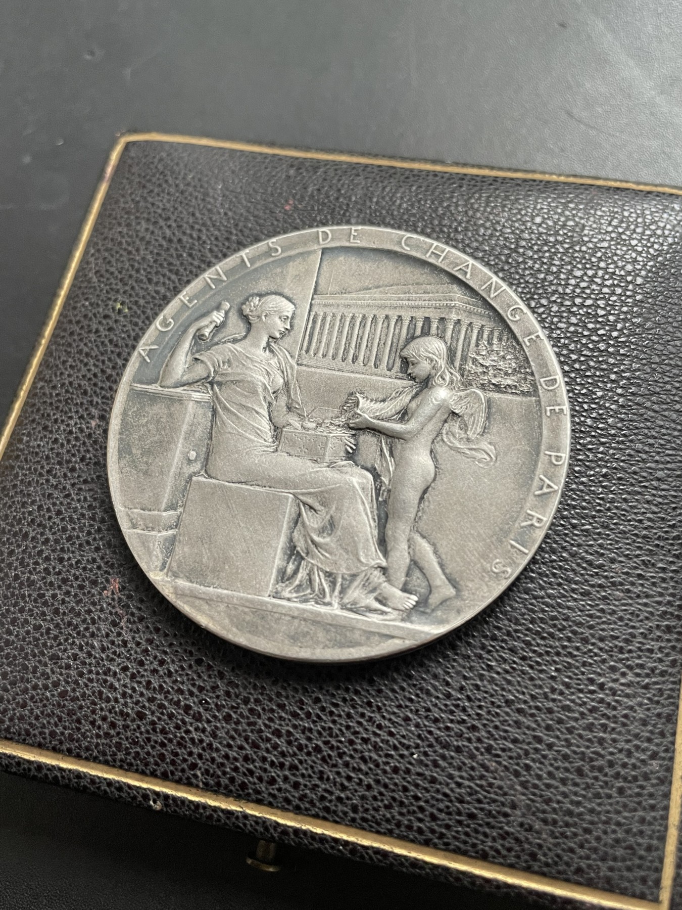 「木头集藏」章牌专场-第39期 O.Roty～法国巴黎股票经纪人原盒银章 直径：50mm,65.1g，边铭：丰饶角 ARGENT，原盒正常使用