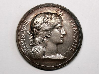 凡希社世界钱币微拍第二百六十五期 - 十九世纪法国女神大银章 45mm，52g。