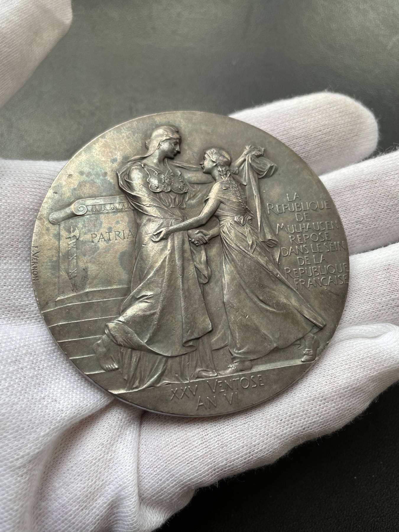 「木头集藏」章牌专场-第39期 F.Vernon～1898米卢斯加入法兰西百年纪念镀银大铜章 直径： 68 mm，146.9 g ，边铭：丰饶角 BRONZE