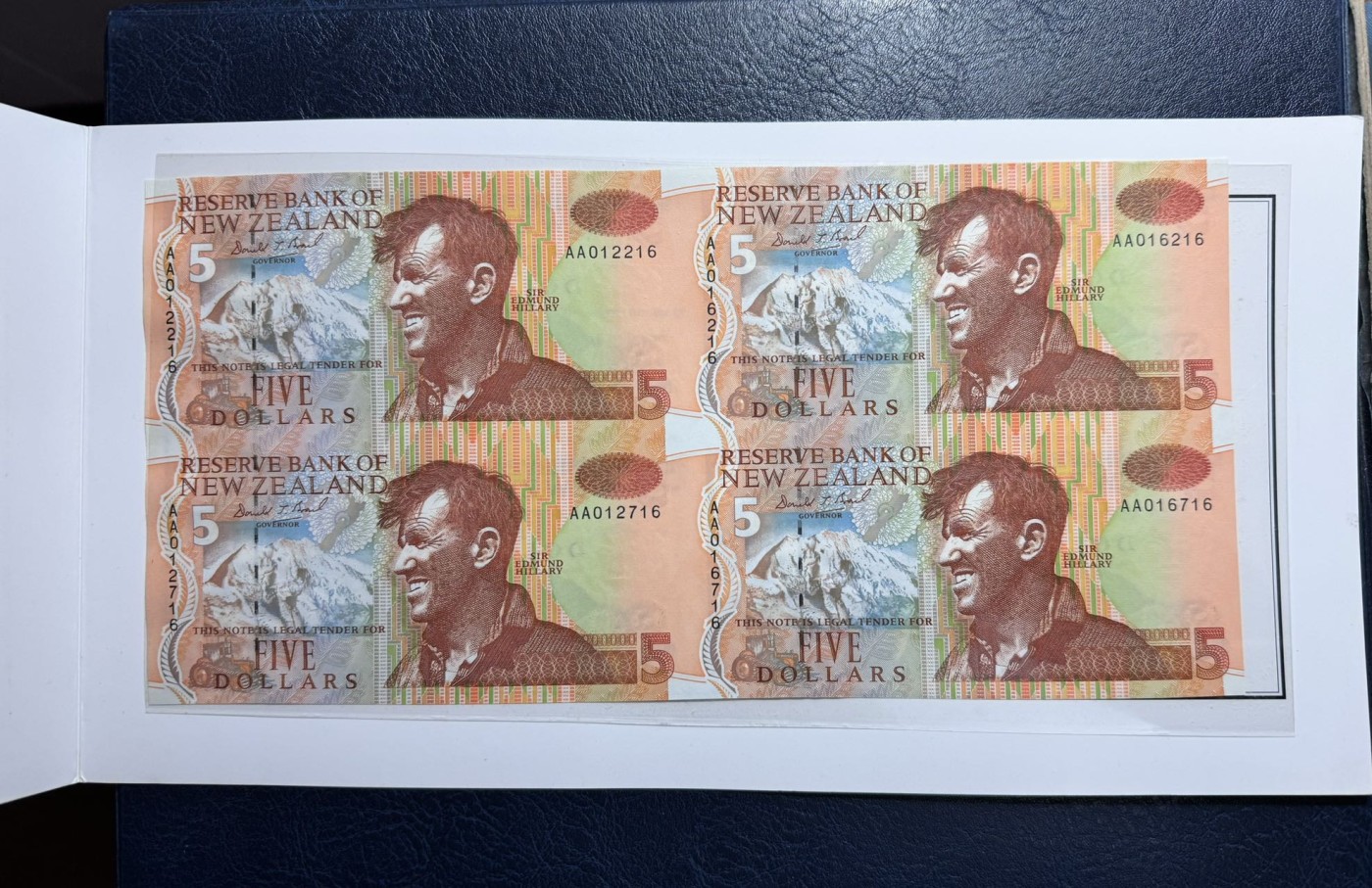 收藏联盟Quantum Auction 第334期拍卖  新西兰1992年5元AA首发冠四连体(含原版册) 品相UNC  票面有滚轮印  希拉里爵士