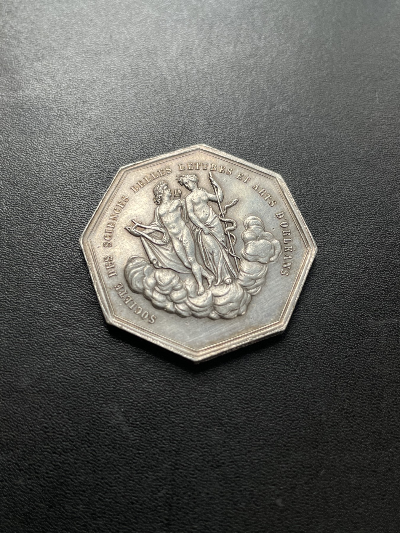 「木头集藏」章牌专场-第39期 法国奥尔良科学、文学及艺术协会银章  直径：31 mm，13.1g，边铭：蜜蜂 ARGENT （1860-1879年）