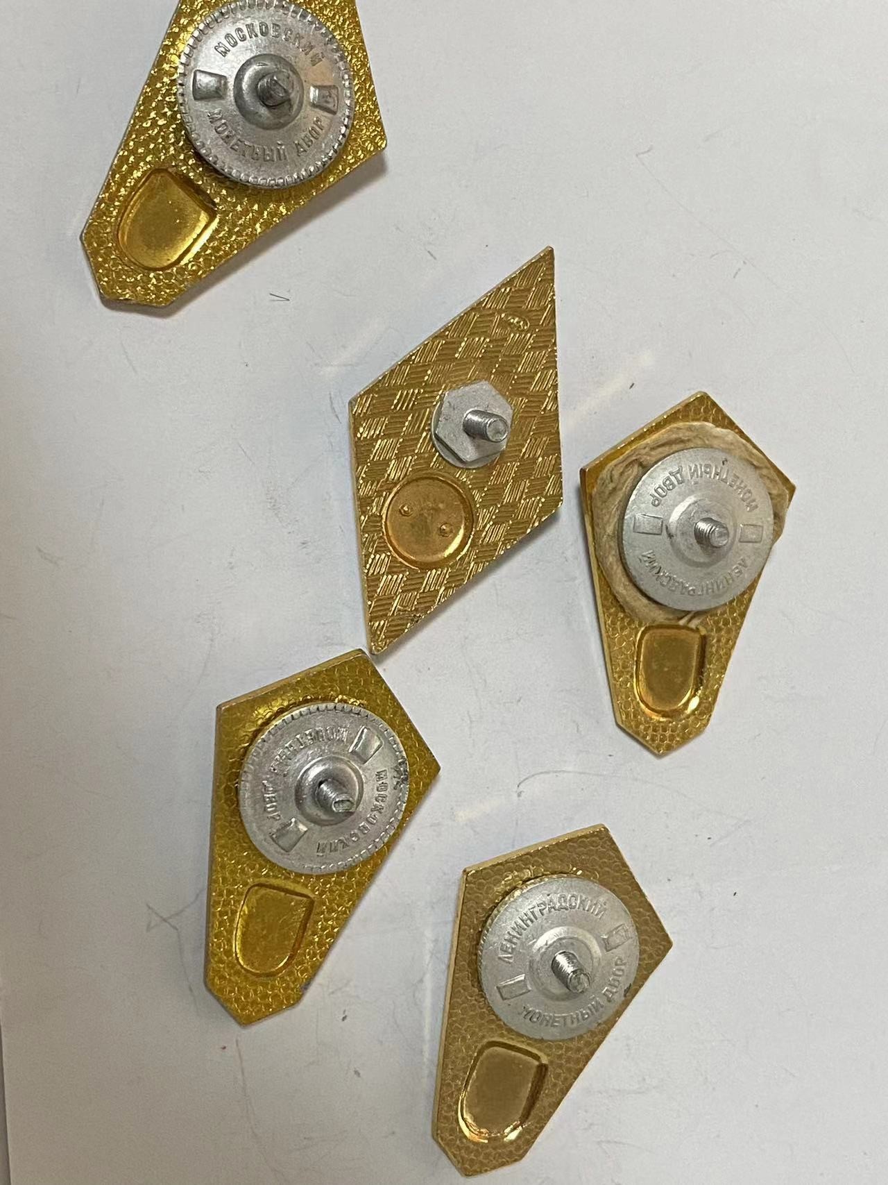 苏联勋章奖章3月28日拍卖第七期3月31日晚上九点结束 苏联校徽 后期5个铝制 一个没盖子