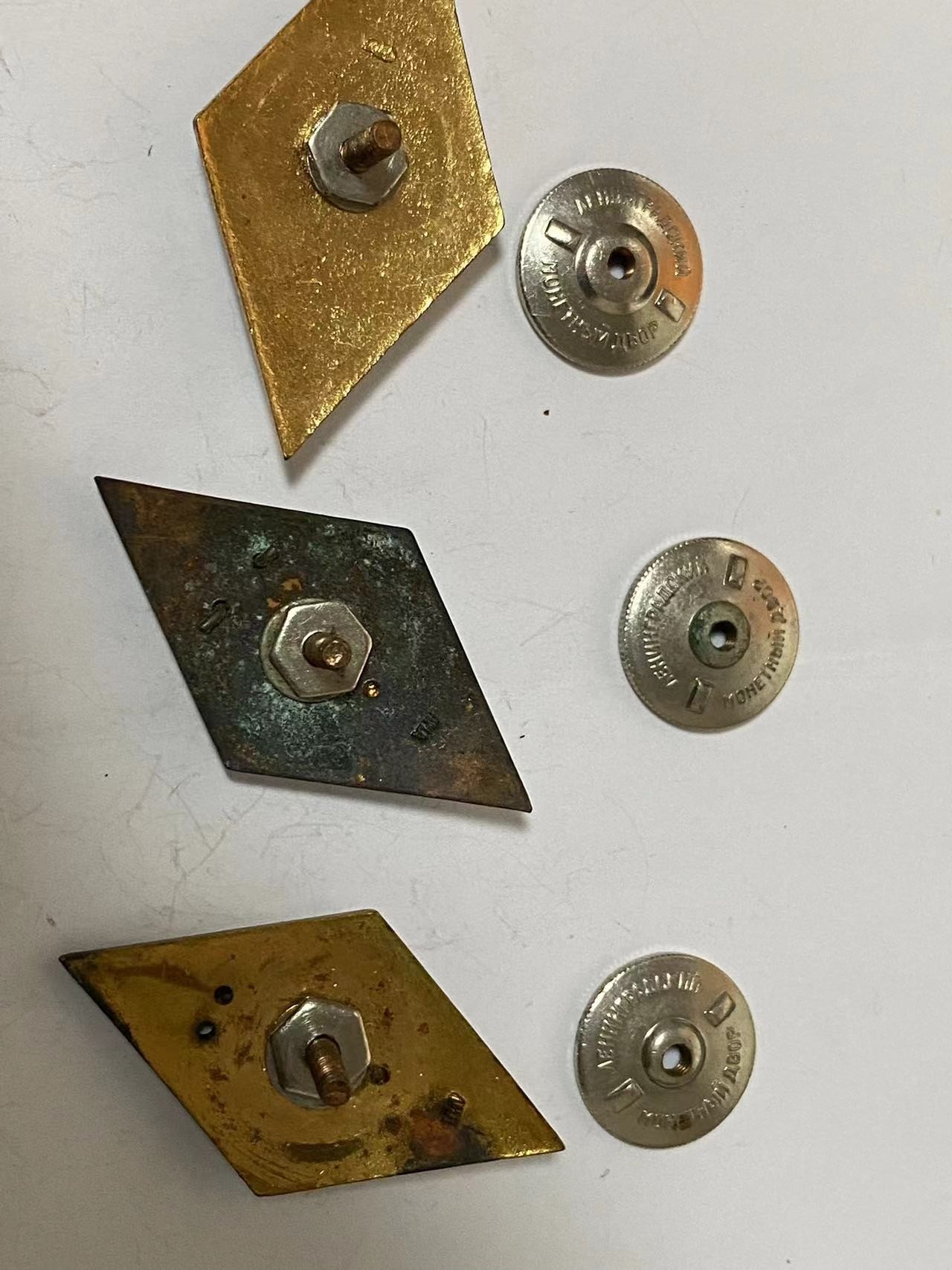 苏联勋章奖章3月28日拍卖第七期3月31日晚上九点结束 苏联中期铜质大学校徽三枚都有磕碰 其中一个标掉了 原配盖子