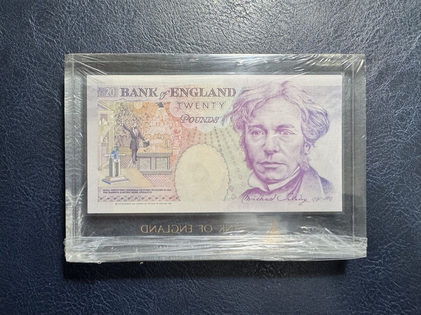 收藏联盟Quantum Auction 第334期拍卖  英国1991年20镑首发AA01冠千位号亚克力封装纸镇  一角轻微磕碰
