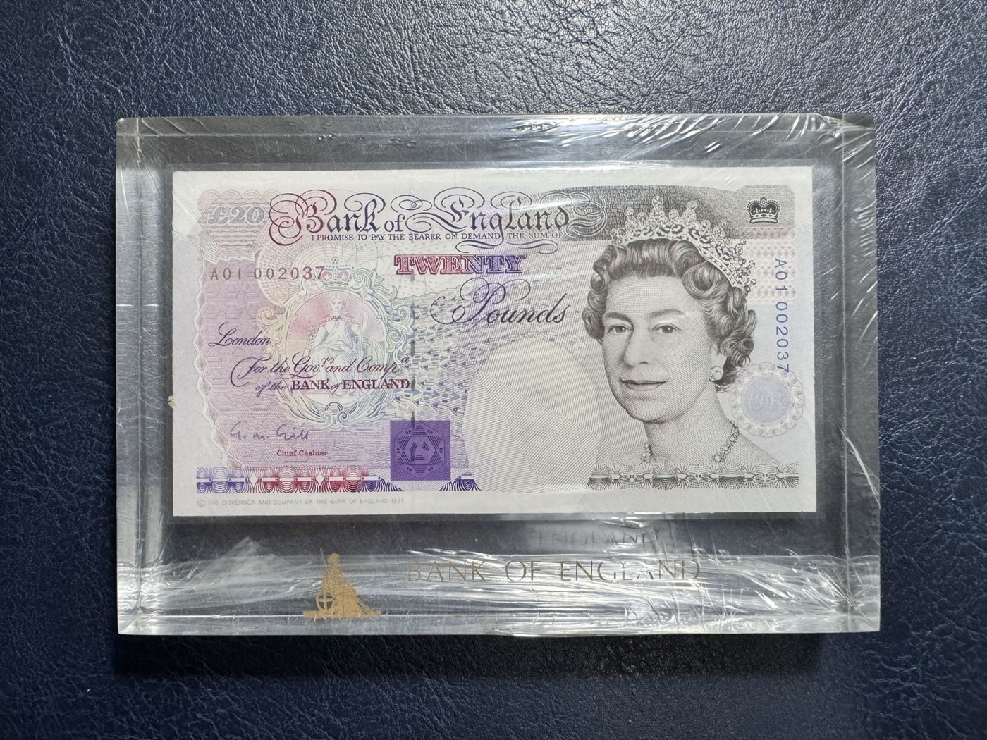 收藏联盟Quantum Auction 第334期拍卖  英国1991年20镑首发AA01冠千位号亚克力封装纸镇  一角轻微磕碰