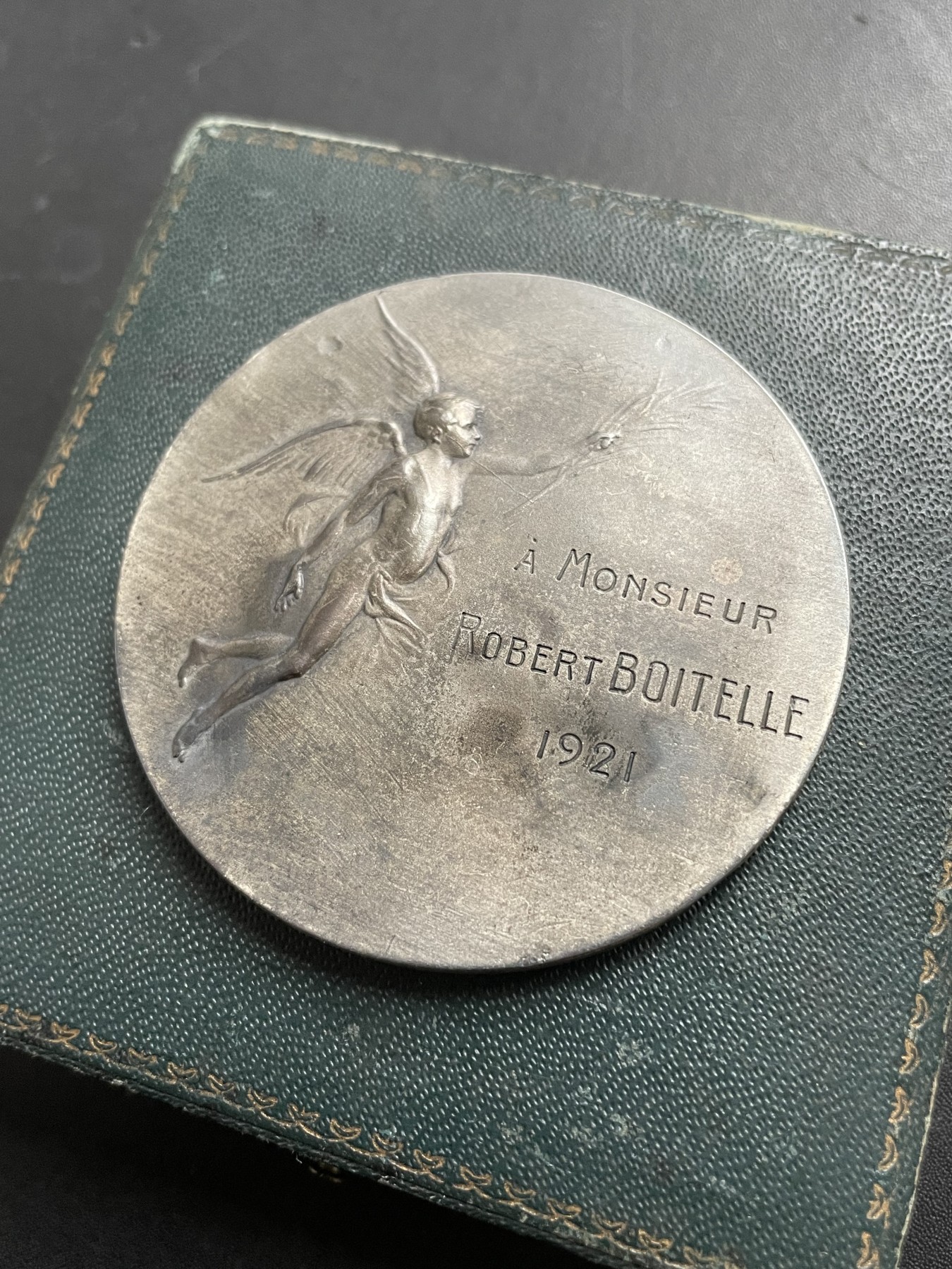 「木头集藏」章牌专场-第39期 R. Marcus～1921年法国航空俱乐部原盒银章  直径：54mm，73 g 边铭：丰饶角 1 ARGENT，少见银章，原盒正常使用。