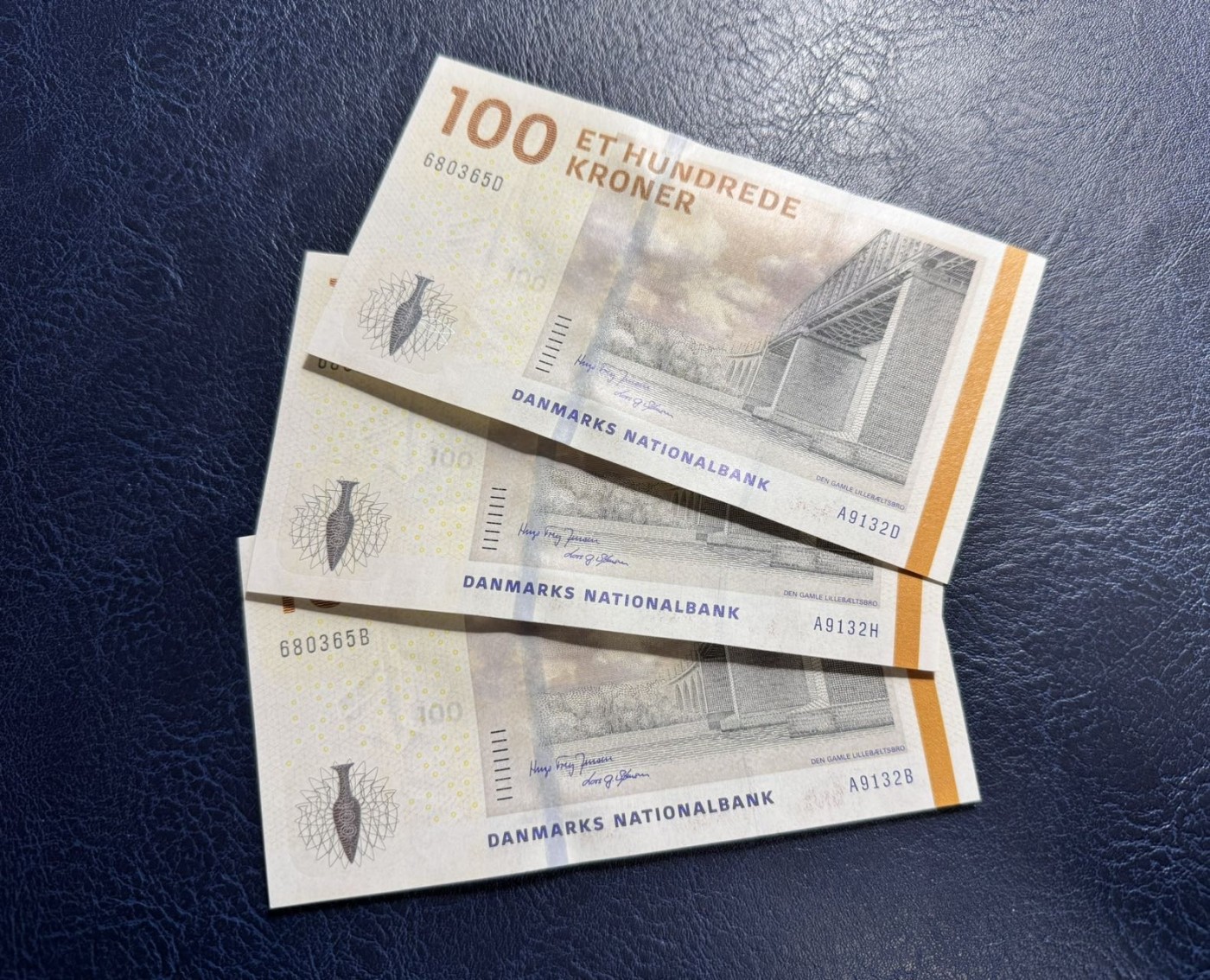 收藏联盟Quantum Auction 第334期拍卖  丹麦2013年100克朗三张 品相全新UNC
