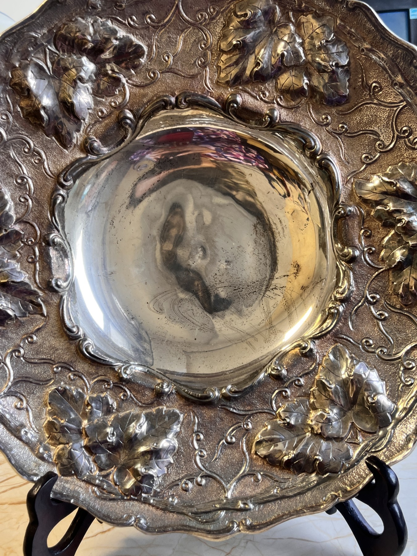【海寧潮】欧洲早期手工雕花银质水果盘子，重754克，银价大概4524元，直径大致35厘米，带银标