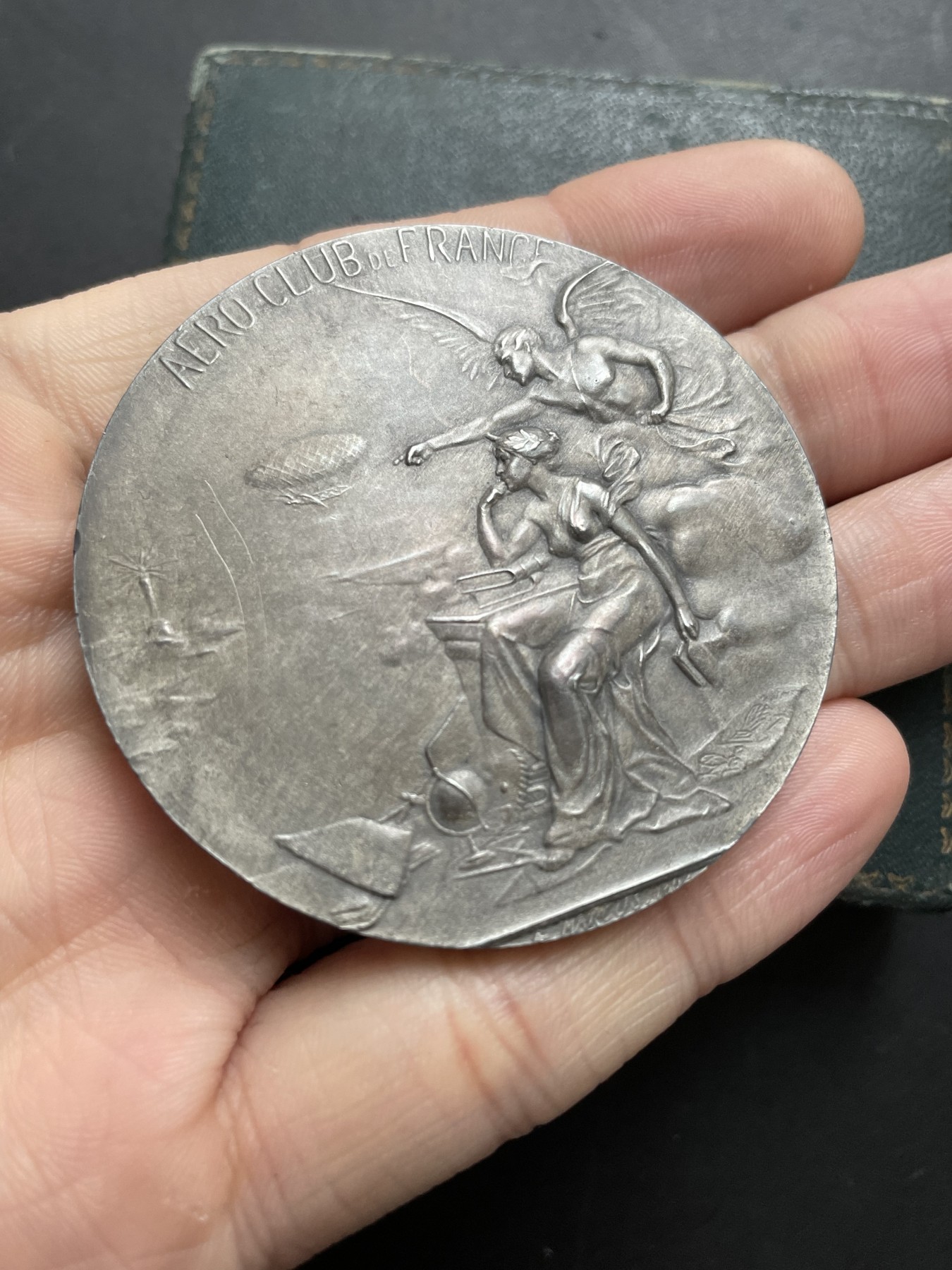 「木头集藏」章牌专场-第39期 R. Marcus～1921年法国航空俱乐部原盒银章  直径：54mm，73 g 边铭：丰饶角 1 ARGENT，少见银章，原盒正常使用。