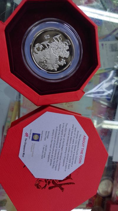 【世界钱币】精选微拍第99期暨2024年第10期  少量新品裸钞和评级币 2024年新加坡龙年镍币 2元面值 全新保真原盒证