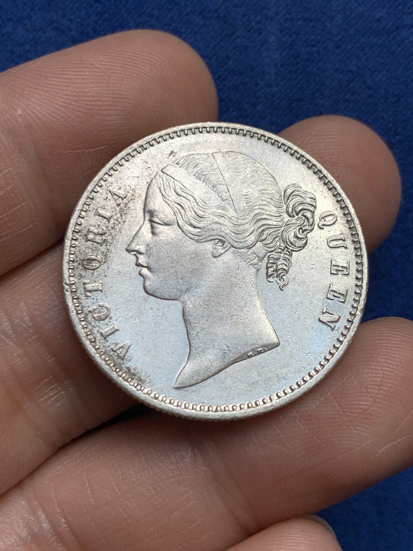 《竞宝斋》第253场-周日，周一，周二 3场连拍 (全场包邮) 1840年英属印度维多利亚1卢比银币 高点转光都不错 小维收藏必备 UNC好品！