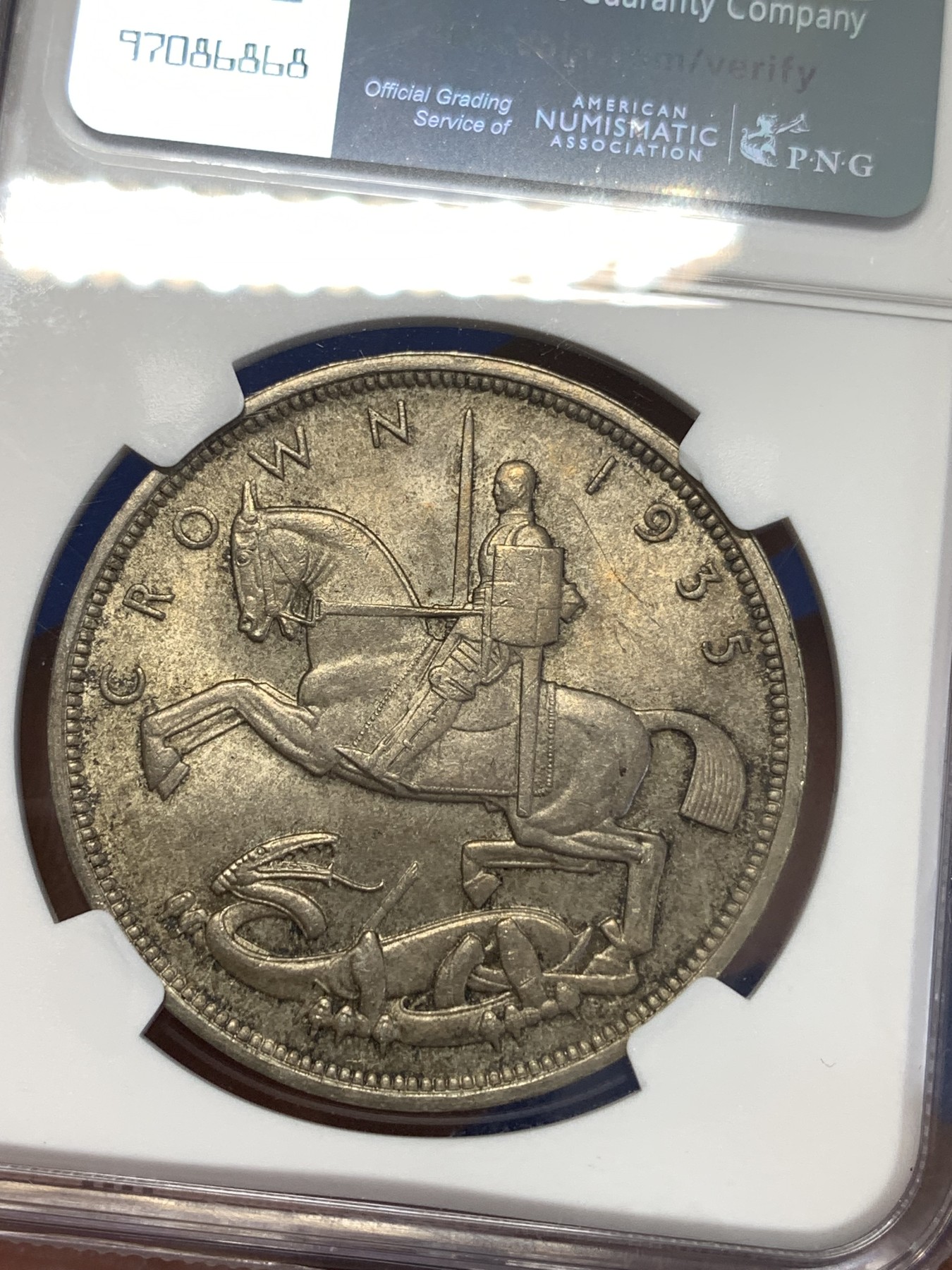 《竞宝斋》第253场-周日，周一，周二 3场连拍 (全场包邮) NGC MS63 英国1935年乔治五世1克朗木马剑银币，原汁原味老包浆，黄油彩状态一流。