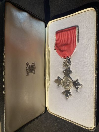 盛世勋华——号角文化勋章邮票专场拍卖第173期 - 英国成员级大英帝国勋章（MBE）  银制  带英国皇家造币局厂标  龙妈，韩国组合blackpink 甲壳虫乐队等多位明星都获得过MBE勋章