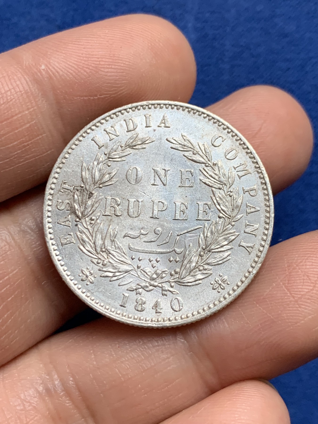 《竞宝斋》第253场-周日，周一，周二 3场连拍 (全场包邮) 1840年英属印度维多利亚1卢比银币 高点转光都不错 小维收藏必备 UNC好品！