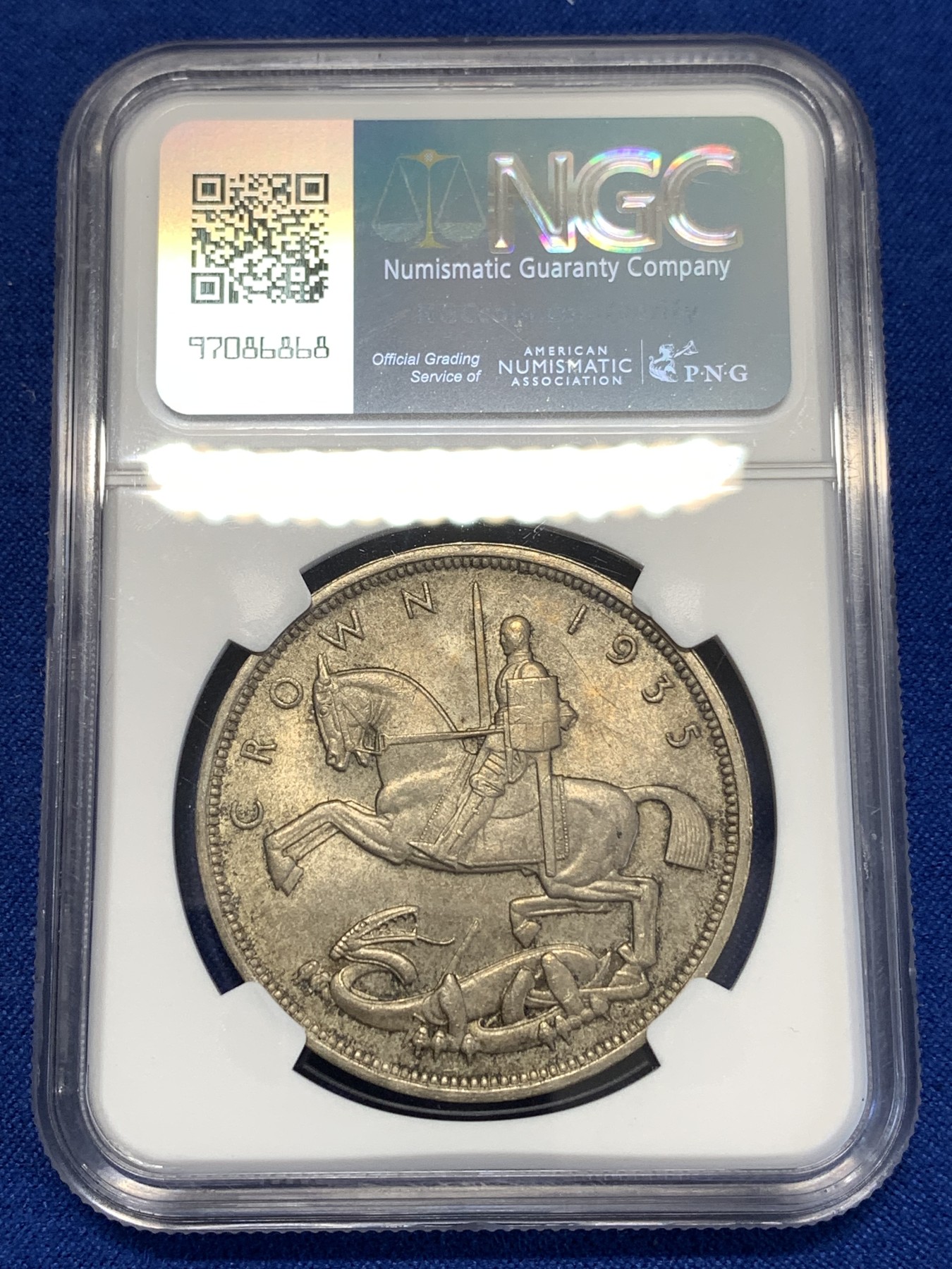 《竞宝斋》第253场-周日，周一，周二 3场连拍 (全场包邮) NGC MS63 英国1935年乔治五世1克朗木马剑银币，原汁原味老包浆，黄油彩状态一流。