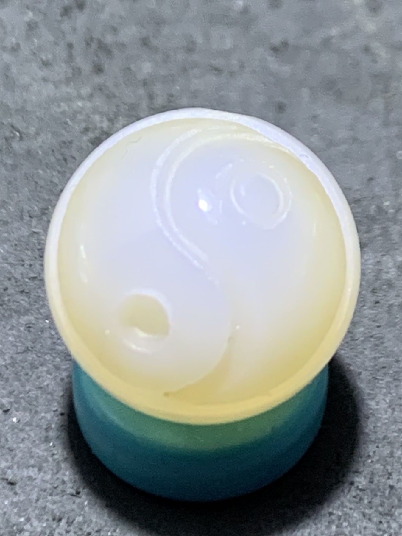 精美高玉化亚光海洋玉髓手工俏色巧雕道字太极意境圆珠一个