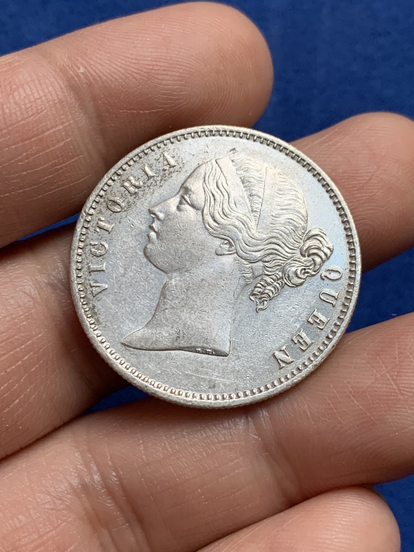 《竞宝斋》第253场-周日，周一，周二 3场连拍 (全场包邮) 1840年英属印度维多利亚1卢比银币 高点转光都不错 小维收藏必备 UNC好品！