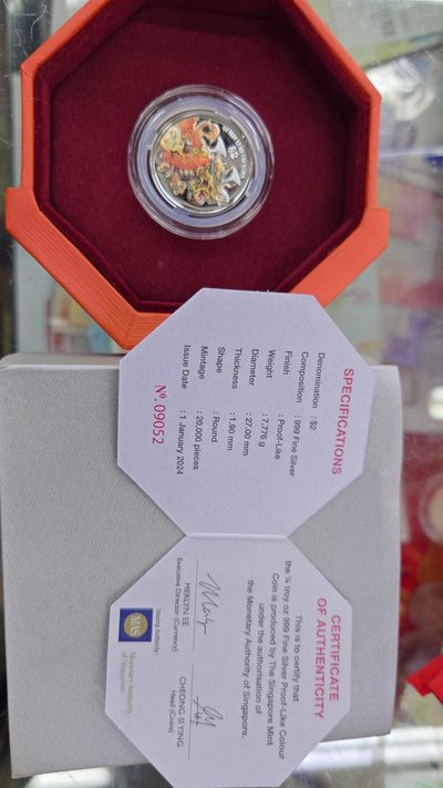 【世界钱币】精选微拍第99期暨2024年第10期  少量新品裸钞和评级币 2024年新加坡龙年彩银币1/4盎司 全新保真原盒证(无47)