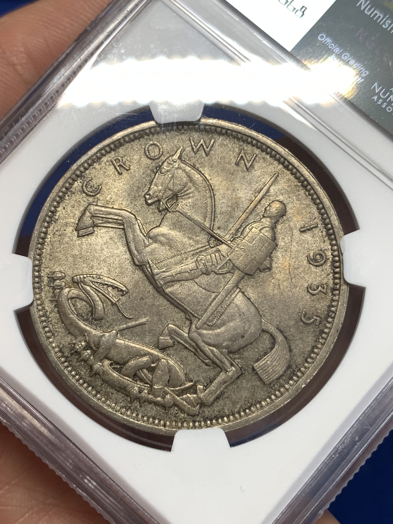 《竞宝斋》第253场-周日，周一，周二 3场连拍 (全场包邮) NGC MS63 英国1935年乔治五世1克朗木马剑银币，原汁原味老包浆，黄油彩状态一流。