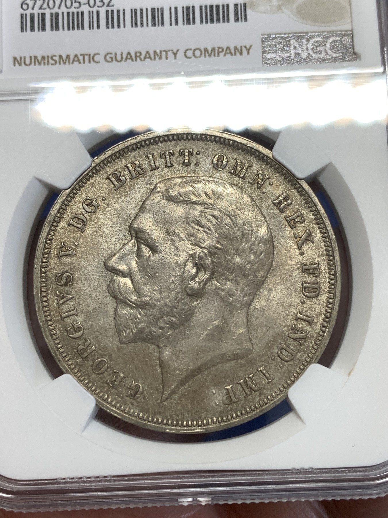 《竞宝斋》第253场-周日，周一，周二 3场连拍 (全场包邮) NGC MS63 英国1935年乔治五世1克朗木马剑银币，原汁原味老包浆，黄油彩状态一流。