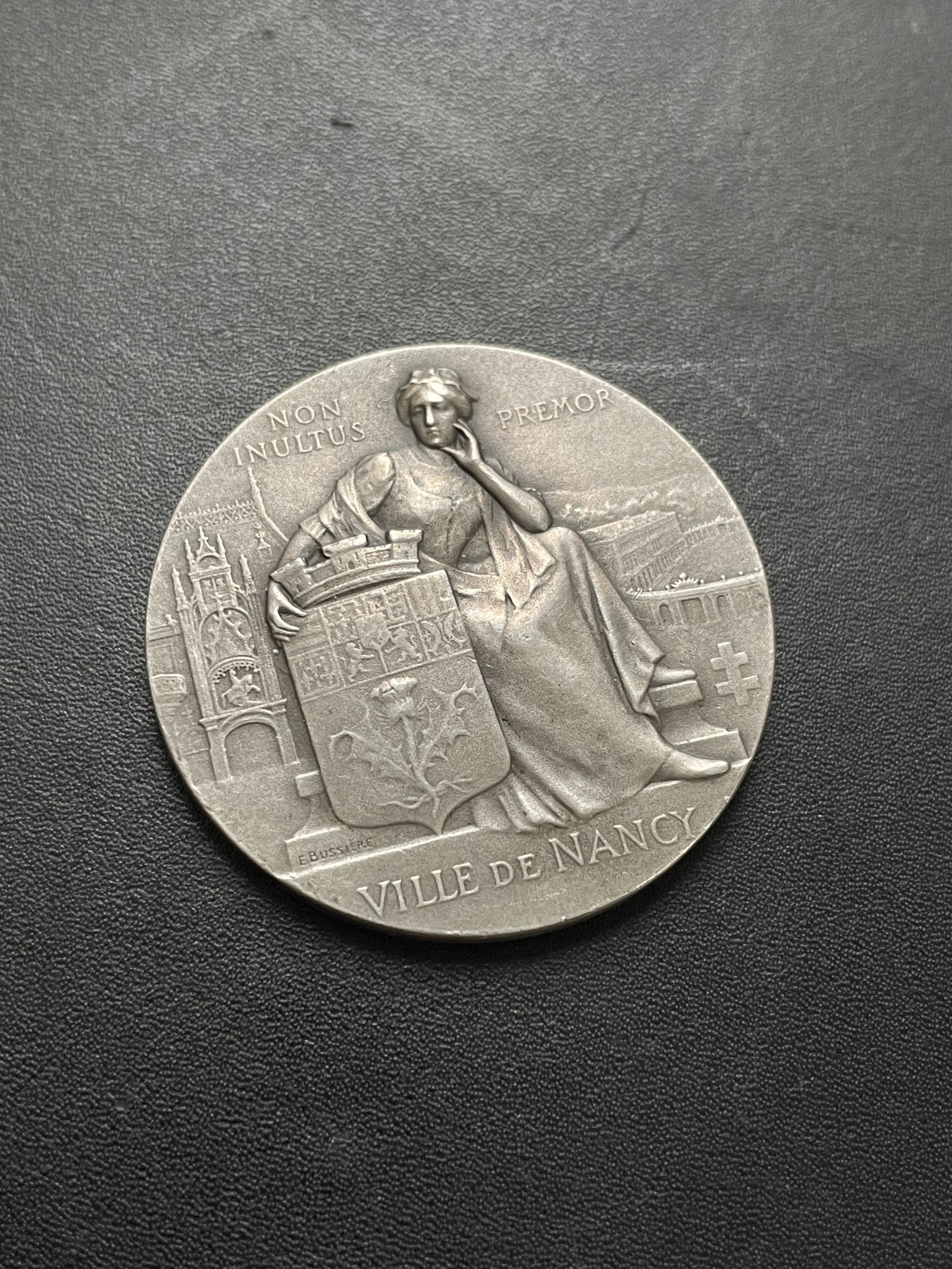 「木头集藏」章牌专场-第39期 法国南希市市立美术学院银章  直径：36 mm，22.2 g，边铭：丰饶角 1 ARGENT，少见尺寸。