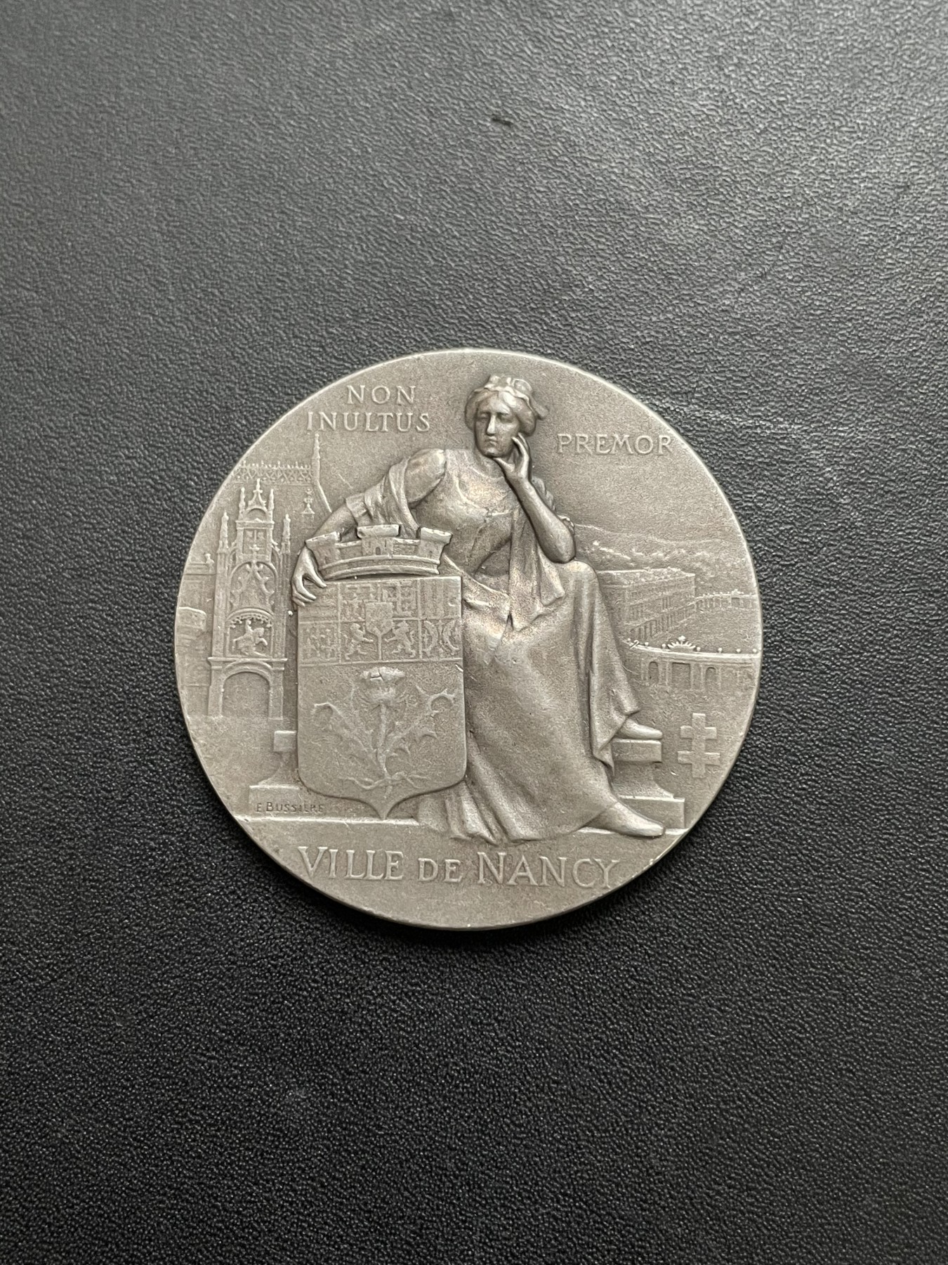 「木头集藏」章牌专场-第39期 法国南希市市立美术学院银章  直径：36 mm，22.2 g，边铭：丰饶角 1 ARGENT，少见尺寸。