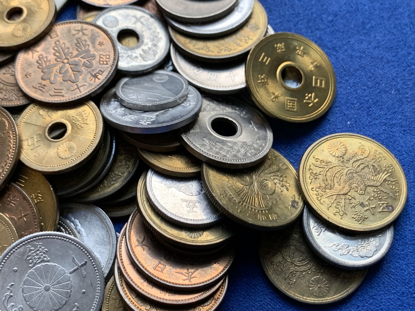 《竞宝斋》第253场-周日，周一，周二 3场连拍 (全场包邮) 70枚一组 日本好品UNC品质硬币，带光好品，含飞鸟一钱，桐叶一钱，黄铜五钱，中孔旧五／五十日元，黄铜单凤五十钱，大五钱镍币，铝币锌币小铜币