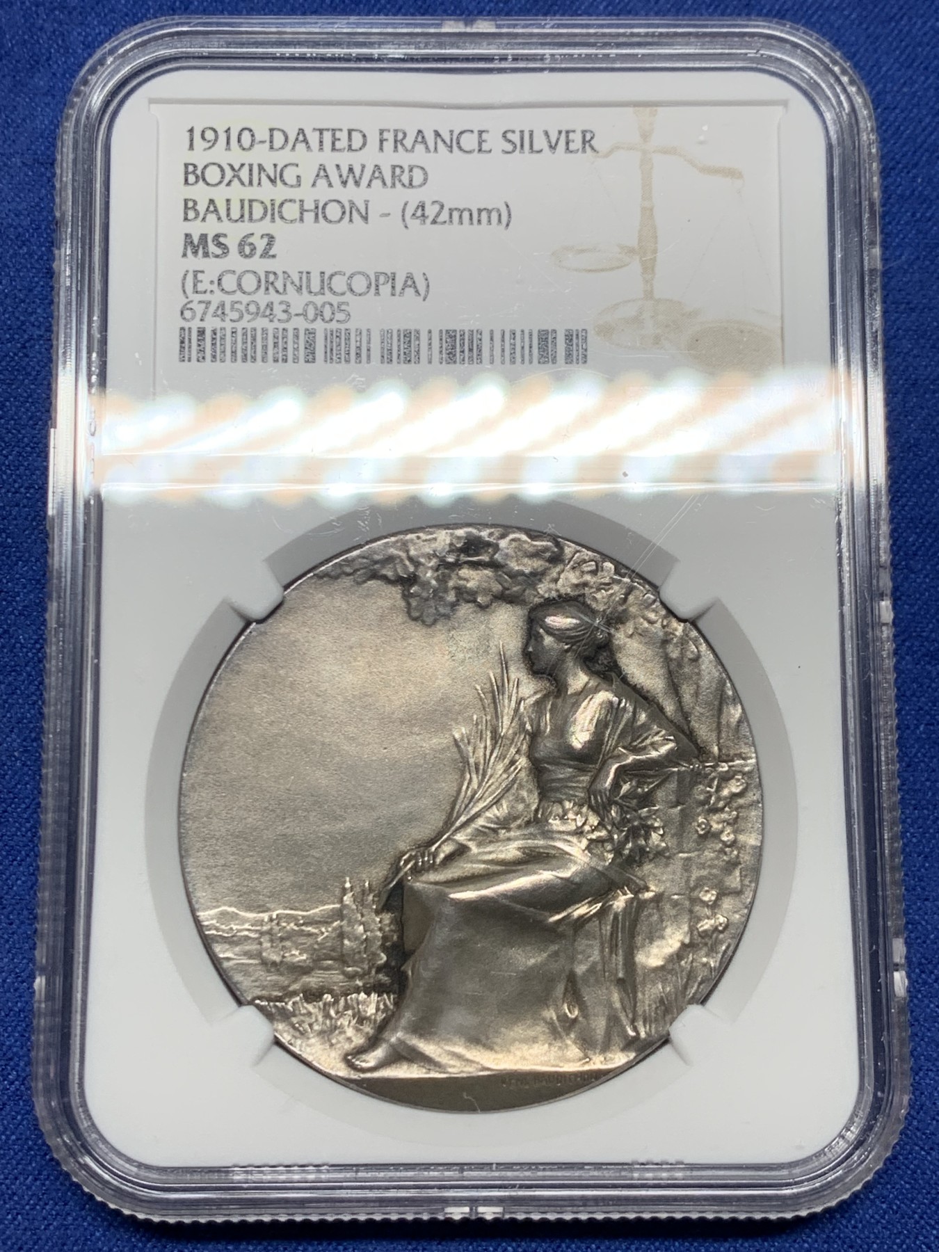 《竞宝斋》第253场-周日，周一，周二 3场连拍 (全场包邮) NGC MS62 法国1910女神坐像拳击比赛大银章，42mm大尺寸。女神坐在树下，衣纹姿态流畅，田园景致刻画生动。底板无瑕，状态极佳，N盒严评。