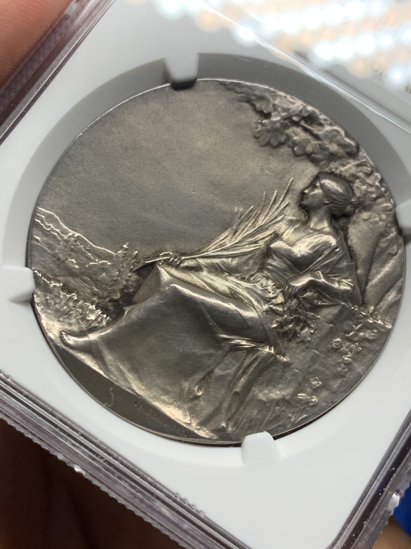 《竞宝斋》第253场-周日，周一，周二 3场连拍 (全场包邮) NGC MS62 法国1910女神坐像拳击比赛大银章，42mm大尺寸。女神坐在树下，衣纹姿态流畅，田园景致刻画生动。底板无瑕，状态极佳，N盒严评。