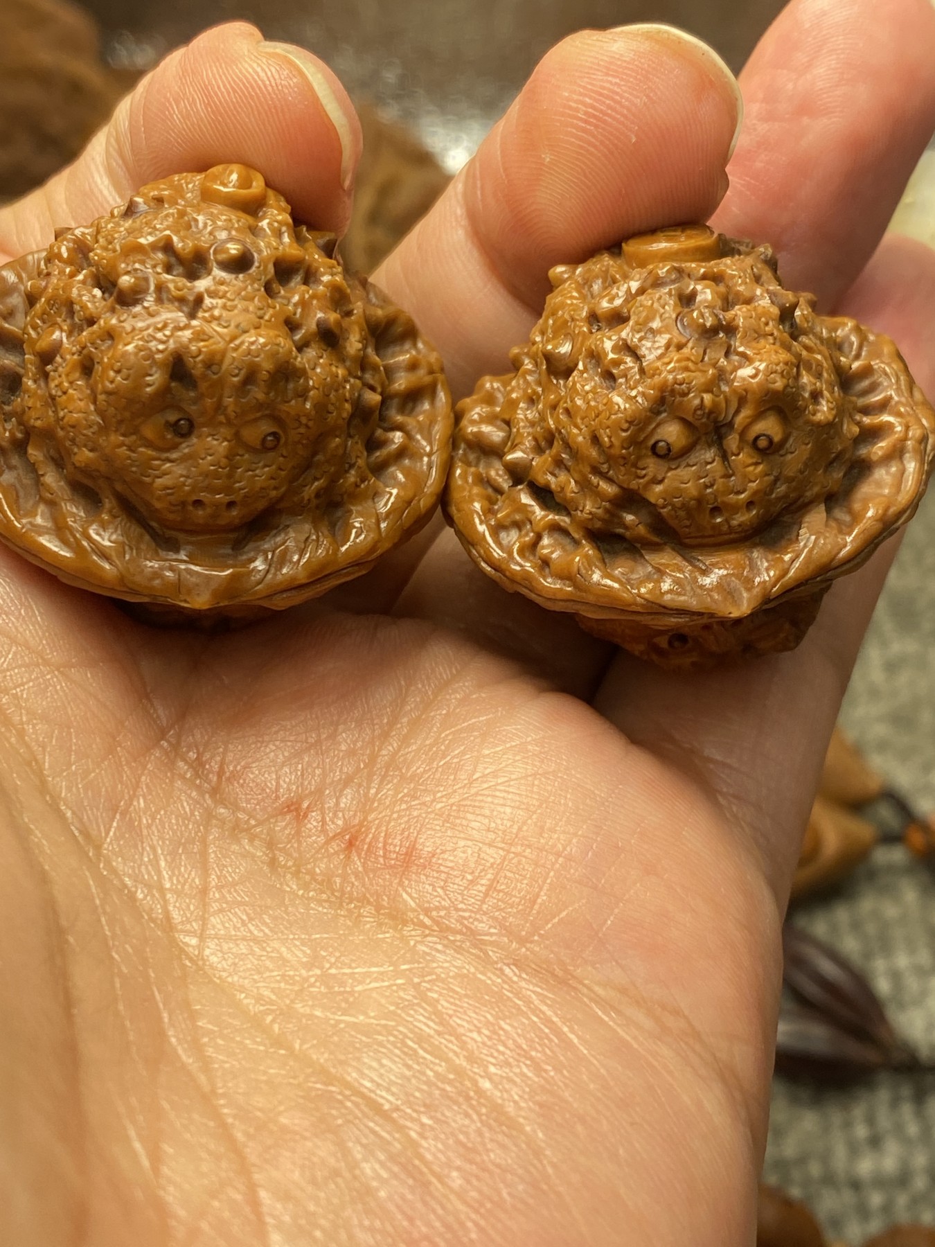 苏工手工核雕放.漏价 苏工核雕纯手工雕刻，满工金蟾四相，个性十足，核质红润，好看好玩，与众不同，尺寸3。75喜欢的来