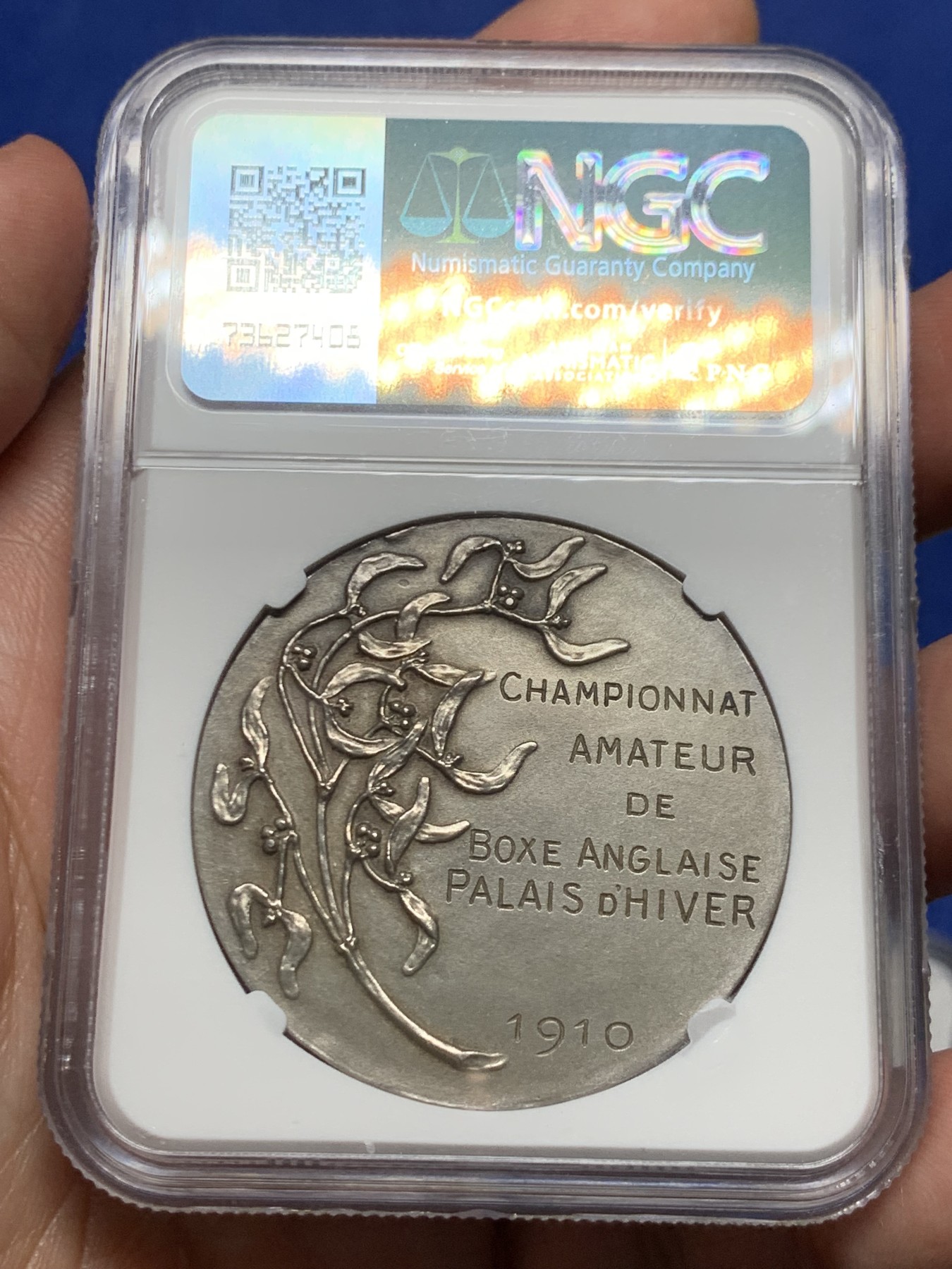 《竞宝斋》第253场-周日，周一，周二 3场连拍 (全场包邮) NGC MS62 法国1910女神坐像拳击比赛大银章，42mm大尺寸。女神坐在树下，衣纹姿态流畅，田园景致刻画生动。底板无瑕，状态极佳，N盒严评。