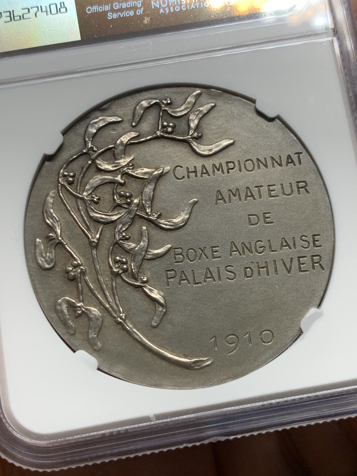 《竞宝斋》第253场-周日，周一，周二 3场连拍 (全场包邮) NGC MS62 法国1910女神坐像拳击比赛大银章，42mm大尺寸。女神坐在树下，衣纹姿态流畅，田园景致刻画生动。底板无瑕，状态极佳，N盒严评。
