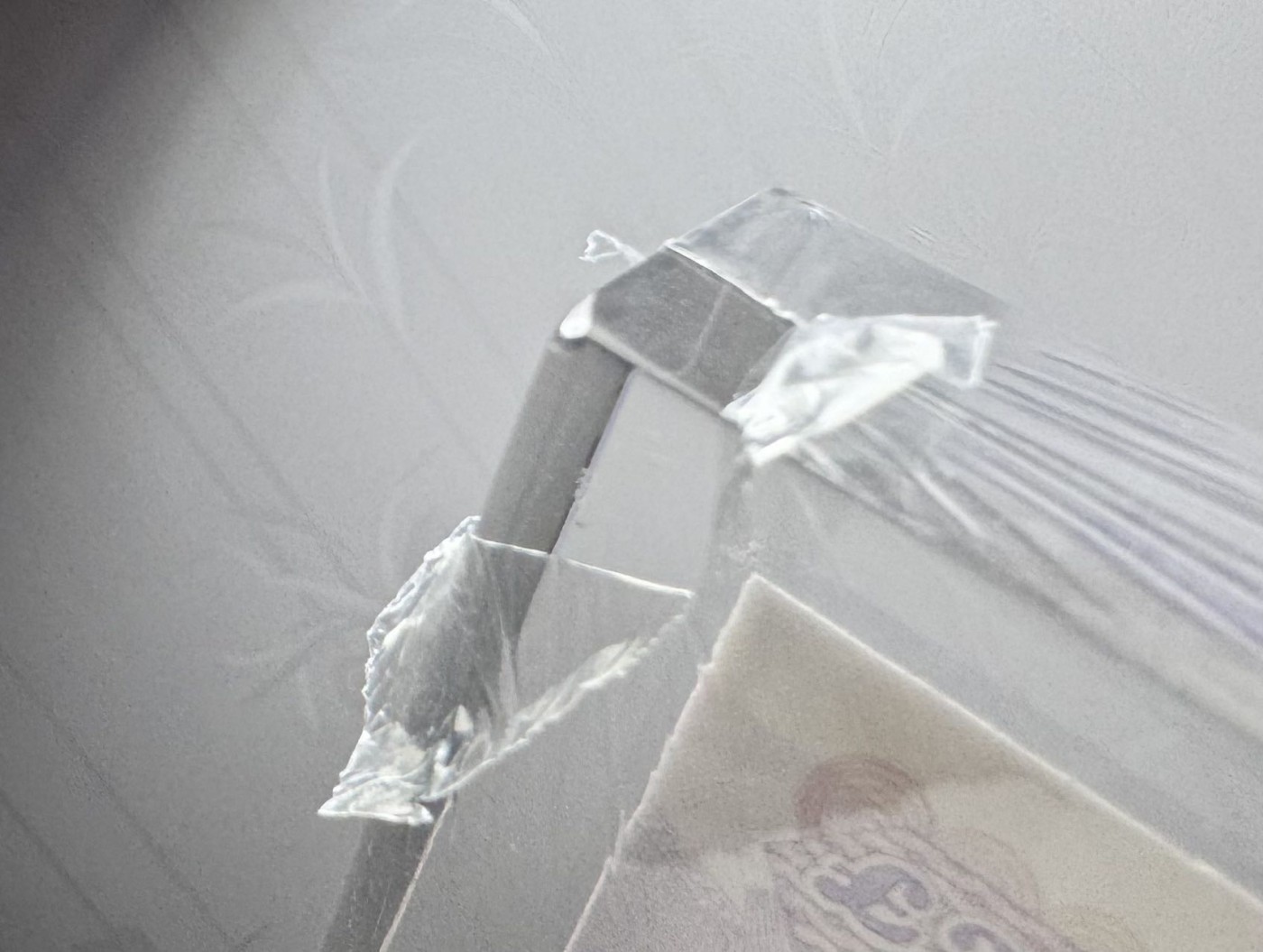 收藏联盟Quantum Auction 第334期拍卖  英国1991年20镑首发AA01冠千位号亚克力封装纸镇  一角轻微磕碰
