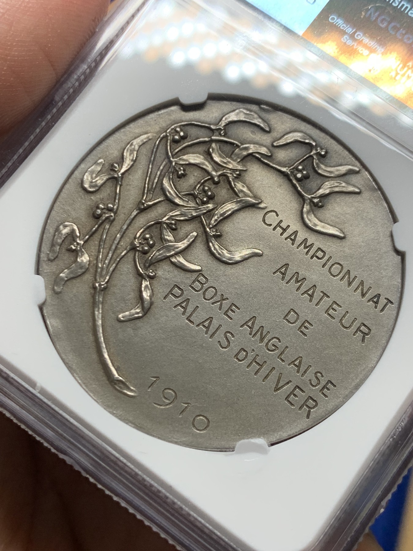 《竞宝斋》第253场-周日，周一，周二 3场连拍 (全场包邮) NGC MS62 法国1910女神坐像拳击比赛大银章，42mm大尺寸。女神坐在树下，衣纹姿态流畅，田园景致刻画生动。底板无瑕，状态极佳，N盒严评。