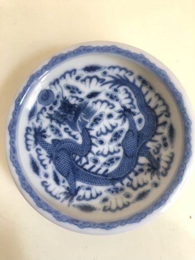 民国仿乾隆精品青花龙纹笔洗 全品，综合质量一流，照片发色有点偏暗，实物青花发色翠蓝，瓷质细白润泽如羊脂玉。文房掌玩心悦之器！寓意吉祥，收藏送礼佳选！不明先询，售后不议，快递顺丰到付！催老师鉴定是真品，喜欢的朋友可直接拍！  