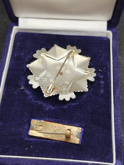 全场0元起拍 第144期 咸鱼国勋章拍卖专场 4月3日（周三）下午6：00开始 朝总联版烫金国徽盒三级国旗勋章带盒略