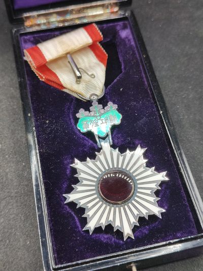全场0元起拍 第144期 咸鱼国勋章拍卖专场 4月3日（周三）下午6：00开始 日本六等旭日章银制带盒