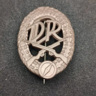 全场0元起拍 第144期 咸鱼国勋章拍卖专场 4月3日（周三）下午6：00开始 东德军事体能章