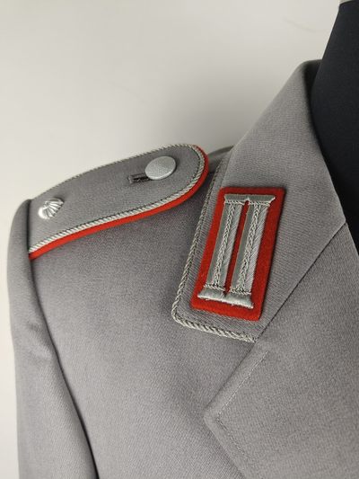 全场0元起拍 第144期 咸鱼国勋章拍卖专场 4月3日（周三）下午6：00开始 西德陆军炮兵少尉制服 礼服纯毛呢料 腰围90 裤长99胸围96 肩宽45 衣长82 袖长67