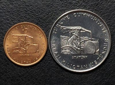世界各国普币捡漏专场(第四场) - 土耳其坐在收割机车上瞌睡的司机10库鲁、2–1/2里拉两枚纪念币