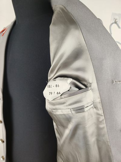 全场0元起拍 第144期 咸鱼国勋章拍卖专场 4月3日（周三）下午6：00开始 西德陆军炮兵少尉制服 礼服纯毛呢料 腰围90 裤长99胸围96 肩宽45 衣长82 袖长67