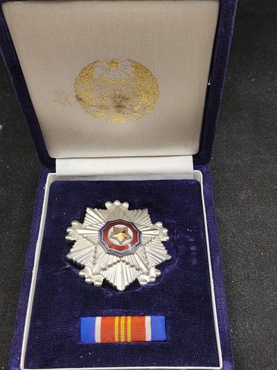 全场0元起拍 第144期 咸鱼国勋章拍卖专场 4月3日（周三）下午6：00开始 - 朝总联版烫金国徽盒三级国旗勋章带盒略