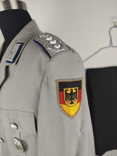 全场0元起拍 第144期 咸鱼国勋章拍卖专场 4月3日（周三）下午6：00开始 西德陆军军医上校制服 胸围114肩宽50 衣长85 袖长67裤子腰围90 裤长99