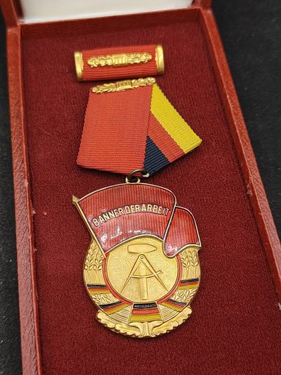全场0元起拍 第144期 咸鱼国勋章拍卖专场 4月3日（周三）下午6：00开始 东德 早期劳动旗帜勋章 带盒略