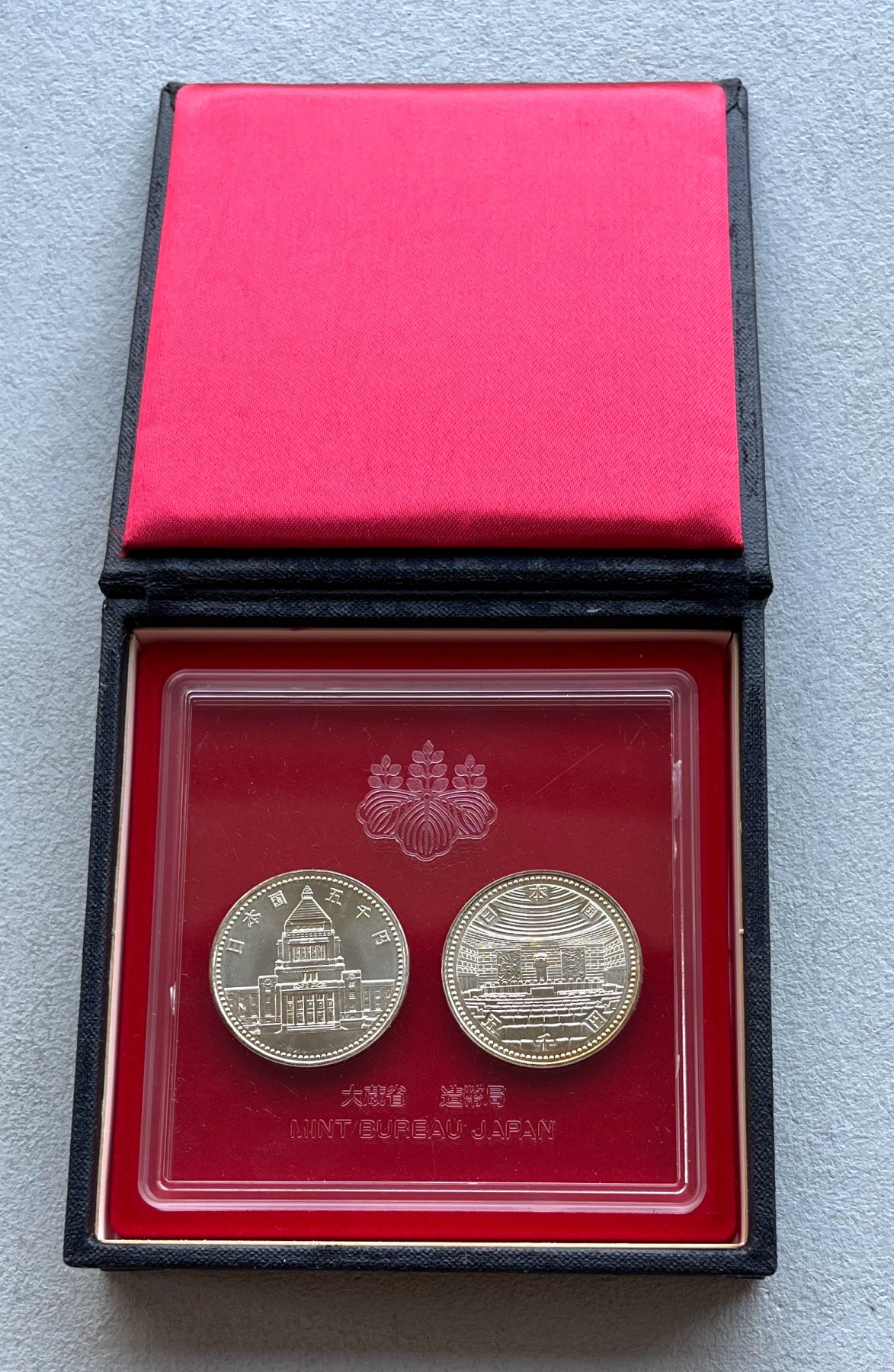 西藏吐宝鼠十两银币、泰国屁股银锭/虎舌银条，汉委奴国王金印，白俄/哈萨克/吉尔吉斯纪念币，英国乔六1937年精制套币含濯足币，苏联铜章纪念章，彼得堡世界钱币勋章拍卖第92期