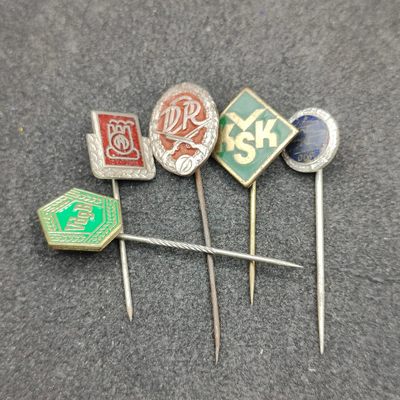 全场0元起拍 第144期 咸鱼国勋章拍卖专场 4月3日（周三）下午6：00开始 东德徽章五个