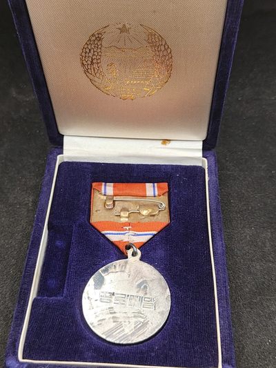 全场0元起拍 第144期 咸鱼国勋章拍卖专场 4月3日（周三）下午6：00开始 朝总联版烫金国徽盒朝鲜功劳奖章